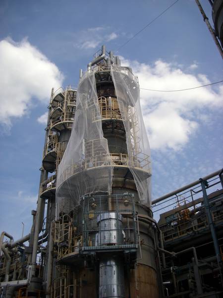 contre les chutes de personnes la conception, les fournitures et la pose de lignes de vie et garde-corps (réception conforme) la pose et le montage d’échelles à crinoline, etc. les dispositifs de secours ( vente et installation) les dispositifs contre les chutes de hauteur (ancrages, passerelles, harnais et E.P.I) conception, réalisation et fourniture de kits d’évacuation / secours de personnes et formation filets de protection ‘anti-chute’ etc. contre les chutes de matériaux la mise en sécurité de bâtiments les files de protection « anti-chut » la fixation des bâches publicitaires le montage/démontage des décorations de noël etc.