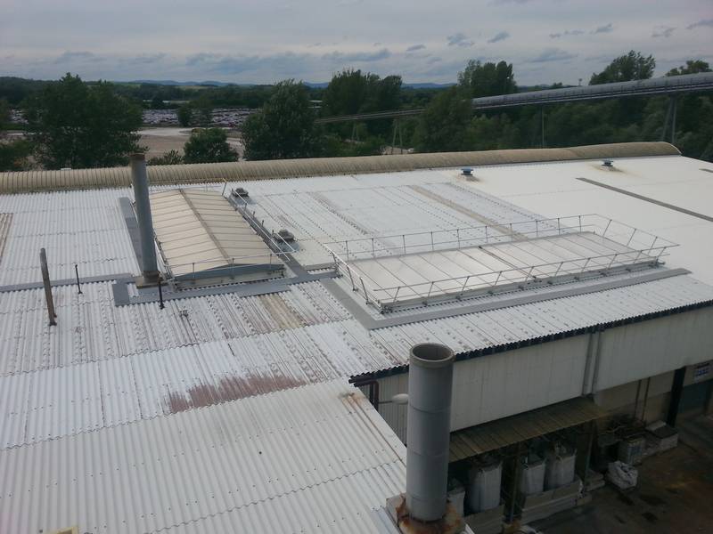 contre les chutes de personnes la conception, les fournitures et la pose de lignes de vie et garde-corps (réception conforme) la pose et le montage d’échelles à crinoline, etc. les dispositifs de secours ( vente et installation) les dispositifs contre les chutes de hauteur (ancrages, passerelles, harnais et E.P.I) conception, réalisation et fourniture de kits d’évacuation / secours de personnes et formation filets de protection ‘anti-chute’ etc. contre les chutes de matériaux la mise en sécurité de bâtiments les files de protection « anti-chut » la fixation des bâches publicitaires le montage/démontage des décorations de noël etc.